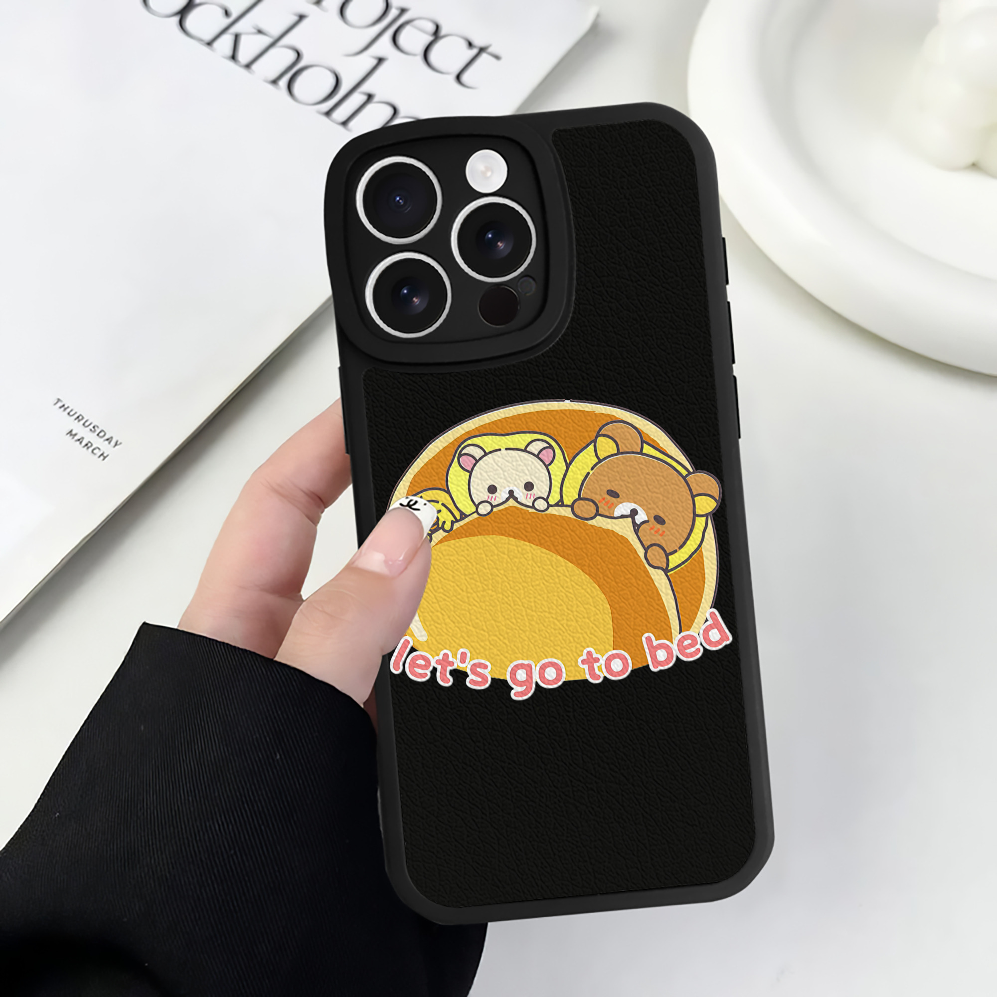 （画像用） リラックマ リラックマ キイロイトリ Rilakkuma Korilakkuma Kiiroitori 【iPhone 16シリーズ対応】シリコンスマホケース（レザー調） 材質：シリコン